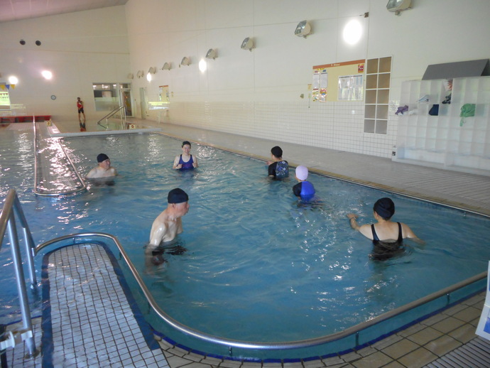 温水プールで、ウォーキングやエクササイズを行います