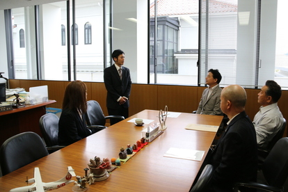 写真:市長室で決意表明