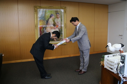 写真:前野副市長から入校証を受け取る和久田さん