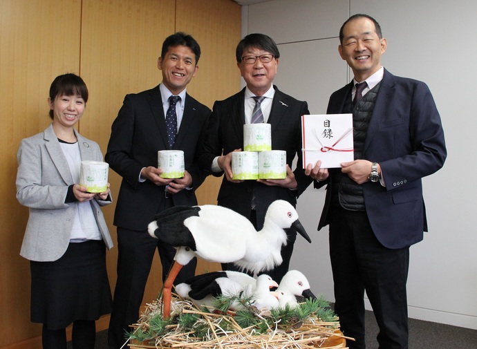 同社製品を手にする中野さん(左)、白井さん(中央左)、中貝市長(中央右)と目録を手にする合田社長