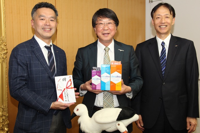 目録を手にする米田社長(左)、商品を持つ中貝市長(中央)、工場長の斉藤さん(右)