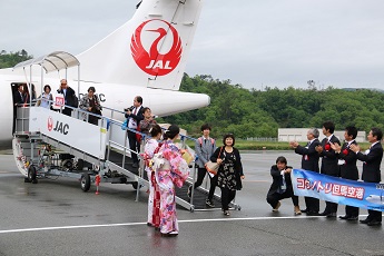 写真3：初就航の旅を終えた乗客をお出迎え