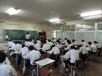 写真4：冷房が効いた教室で授業（豊岡南中）