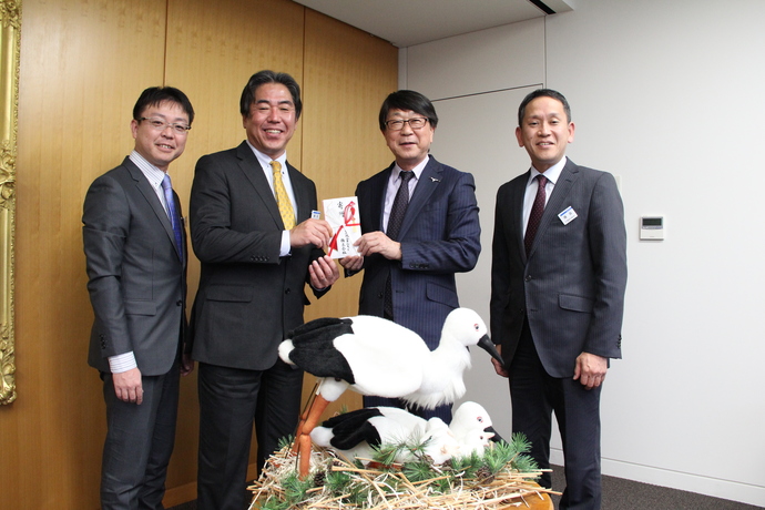 写真：目録を手にする橋本代表取締役社長(中央左)と中貝市長(中央右)