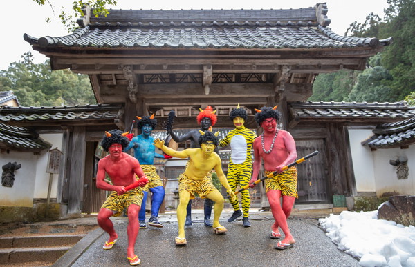 宗鏡寺前に現れた鬼たち