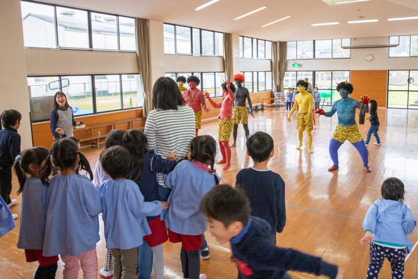 園児たちと戯れる鬼たち