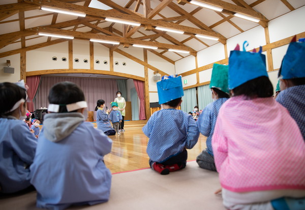 自分たちで作った鬼の面を見せ合う園児ら