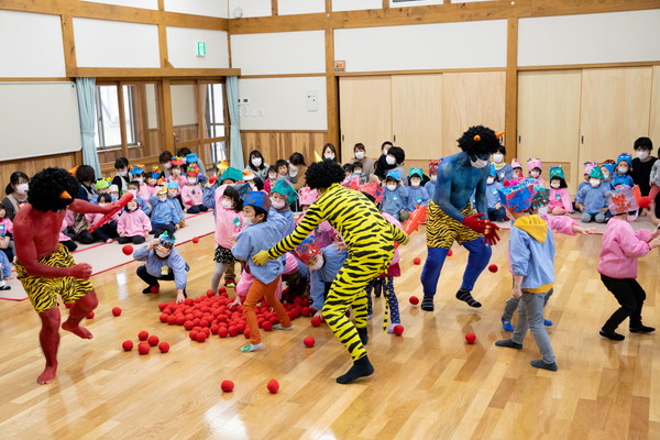 球を投げて応戦する子どもたち