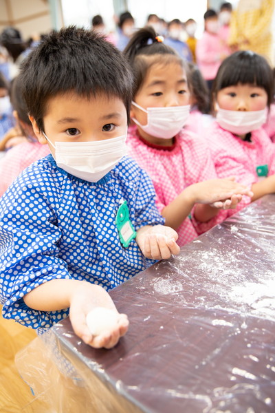 餅を丸める園児