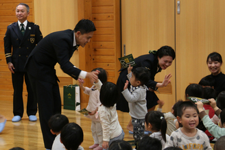 写真：クルーとハイタッチする3人の子ども