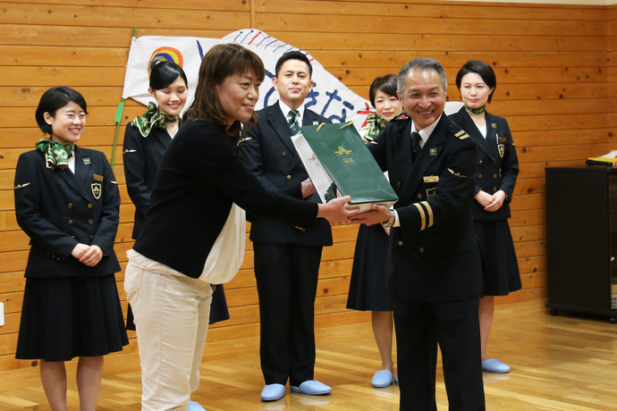 写真：園長の佛生さんに手渡される記念品