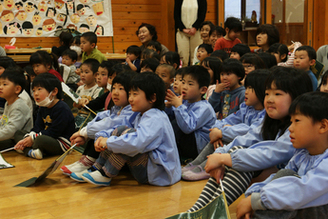 写真：整列して座る園児