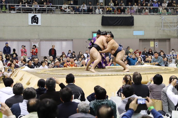 写真：結びの一番　豪栄道関と鶴竜関