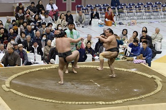 写真：初切で笑いを誘いました。