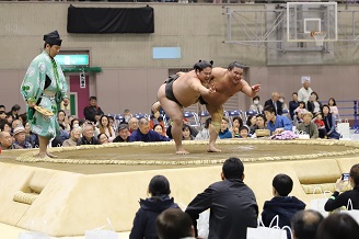 写真：初切で笑いを誘いました。