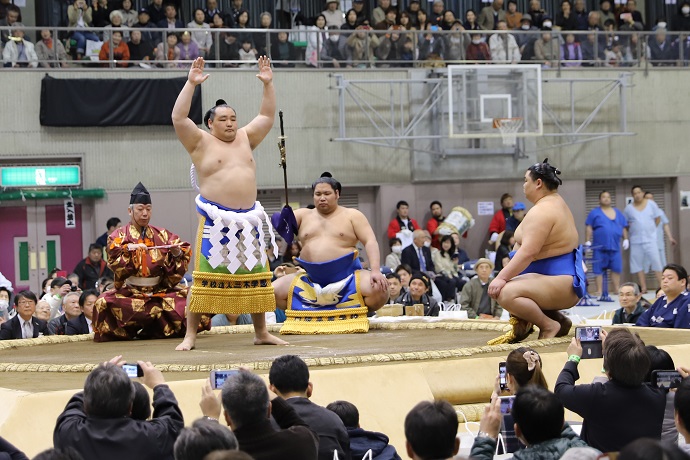 写真：横綱鶴竜関の土俵入り