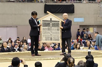 写真：板番付を贈呈