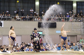 写真：豪快に投げられる塩