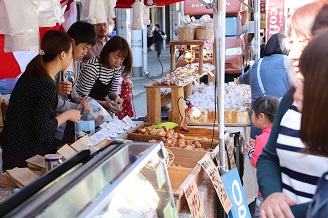 写真：中には行列のできる店も