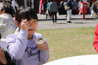 写真：おいしいスイーツに笑顔！