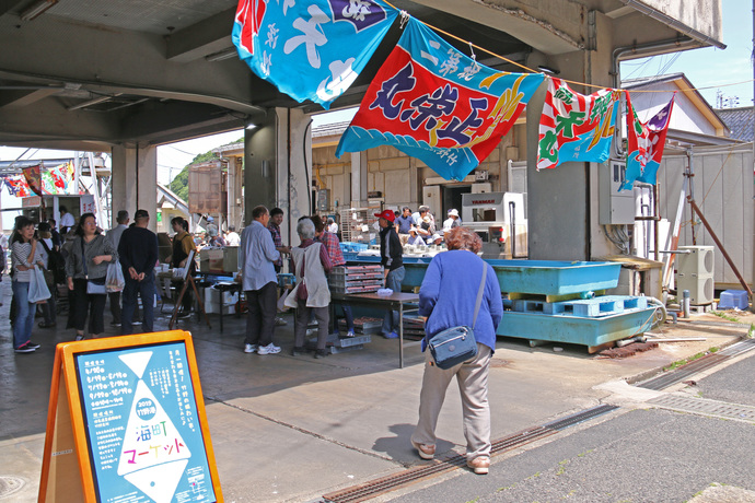 写真：大漁旗が掲げられたにぎやかな漁協入口