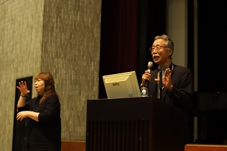 写真：質問に答える岡村さん