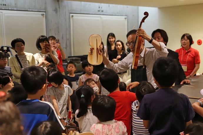 写真：二つに分割されたヴァイオリン