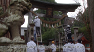 写真：出石神社鳥居へのしめ縄の取り付け