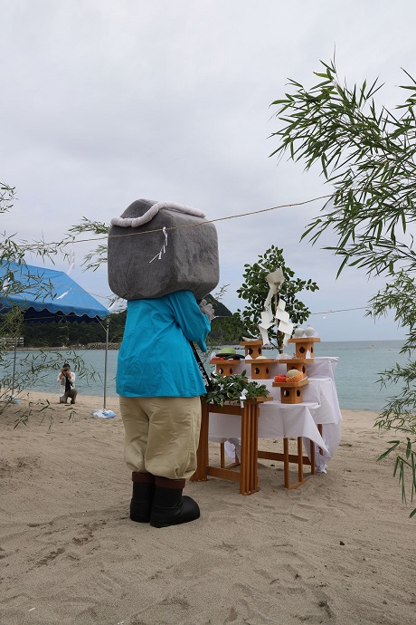 写真：祭壇に向かって祈願する玄さん