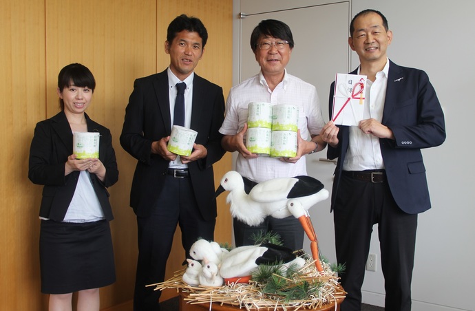 同社製品を手にする中野さん(左)、白井さん(中央左)、中貝市長(中央右)と目録を手にする合田社長