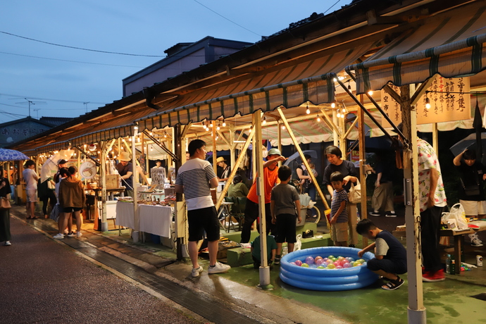 ヨーヨー釣りや飲食店が並ぶ青空市場