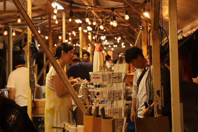 写真：裸電球が雰囲気を出すテント内