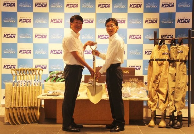写真：KDDI株式会社関西総支社長の宇佐見典正さんが中貝市長に寄付物品を手渡す