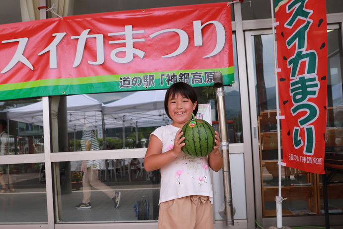 写真：スイカを手に持つ嶋さん