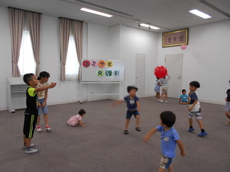 写真：ボール遊びをする子ども1