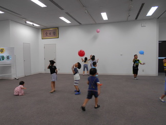 写真：ボール遊びをする子ども2