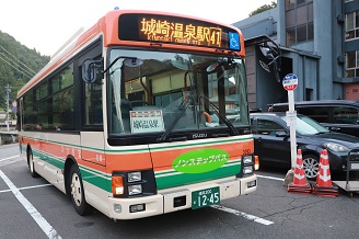 写真：会場間を移動するバス