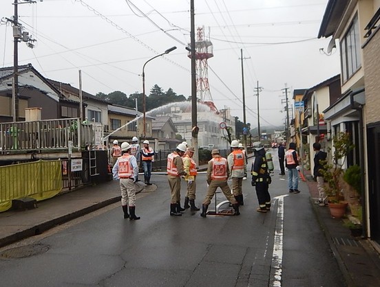 写真:自主防災組織による放水