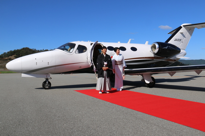 写真：ジェット機から降りられた、愛之助さんと紀香さん