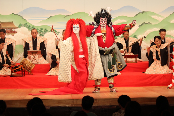 写真：道成寺再鐘供養の舞台