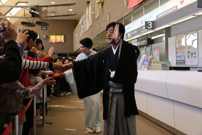 写真：空港ロビーで出迎える市民