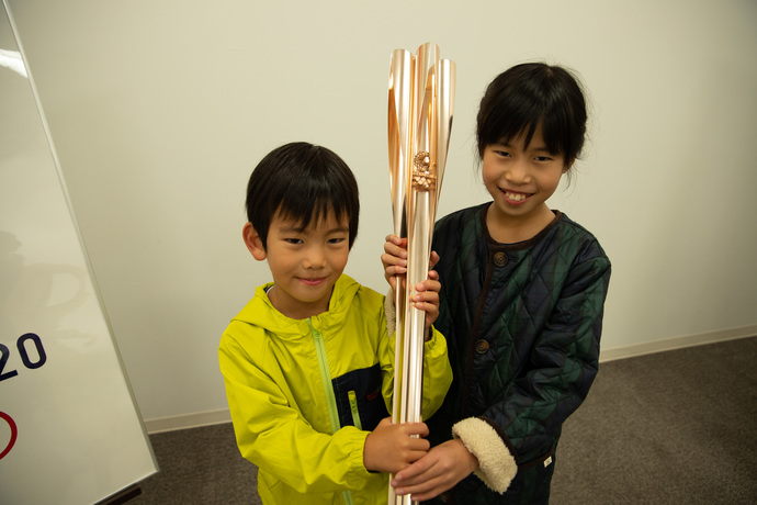 トーチにふれる子どもたち