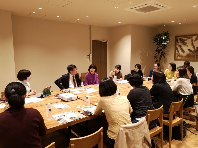 写真：中貝市長と小島慶子さん、女性のジャーナリスト・メディア関係者・研究者10人の意見交換会（東京都渋谷区）