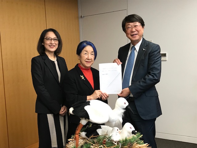 写真：中貝市長に提言書を手渡す目黒依子さんと大崎麻子さん
