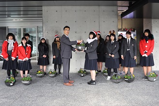写真：橋本会長から市役所総務課長に贈呈