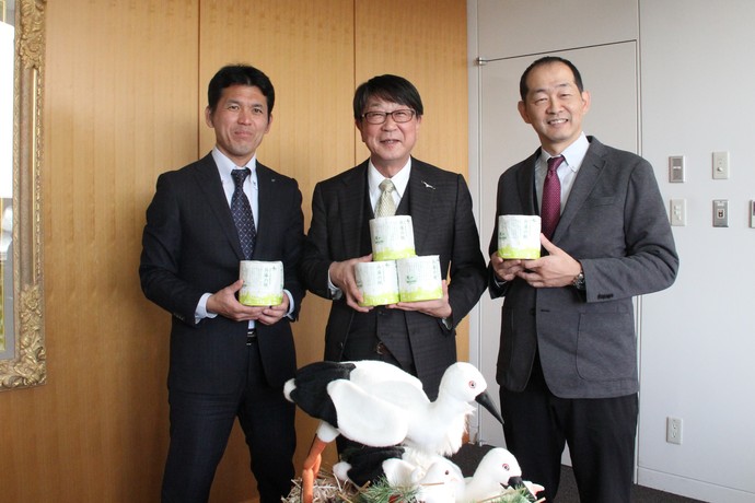 同社製品を手にする西日本衛材株式会社合田社長と中貝市長