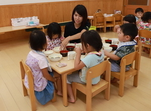 写真：食事の補助をする川見さん