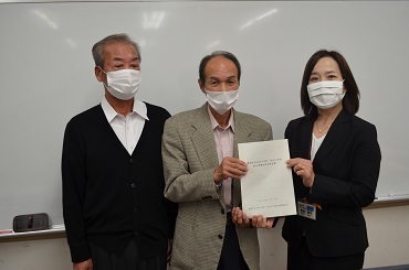 写真:提出された報告書