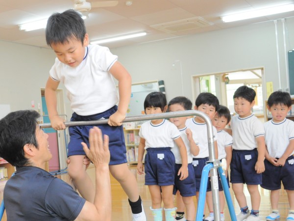写真:1人で前回りしてみるの?すごいね!