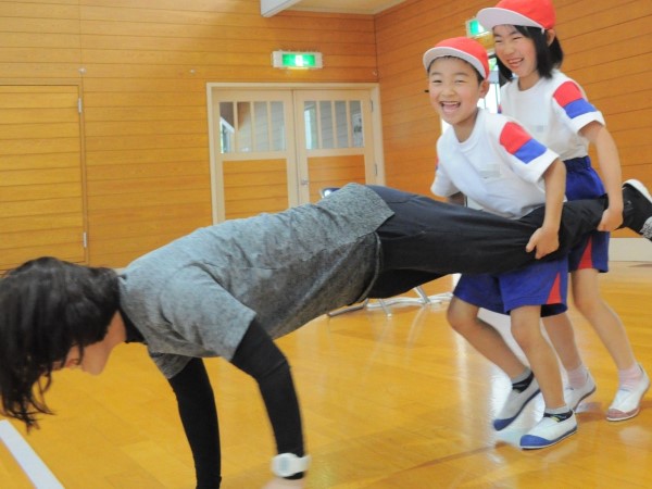 写真:力を合わせて頑張っているね、すごいよ!